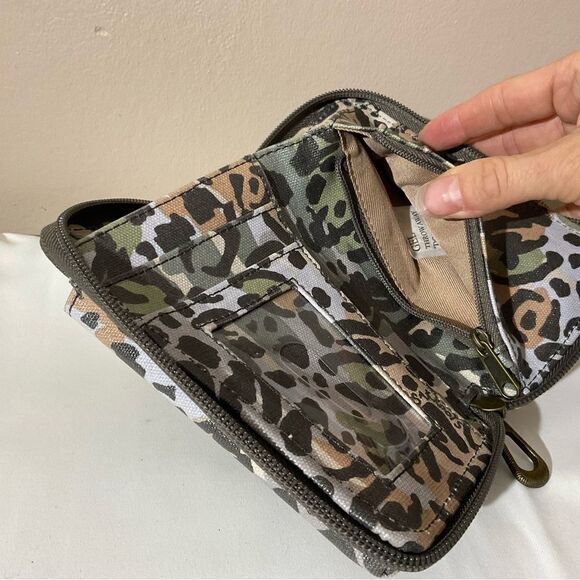 Sakroots Wristlet/Crossbody Wildlife inspired Animal Print - Picture 8 of 9